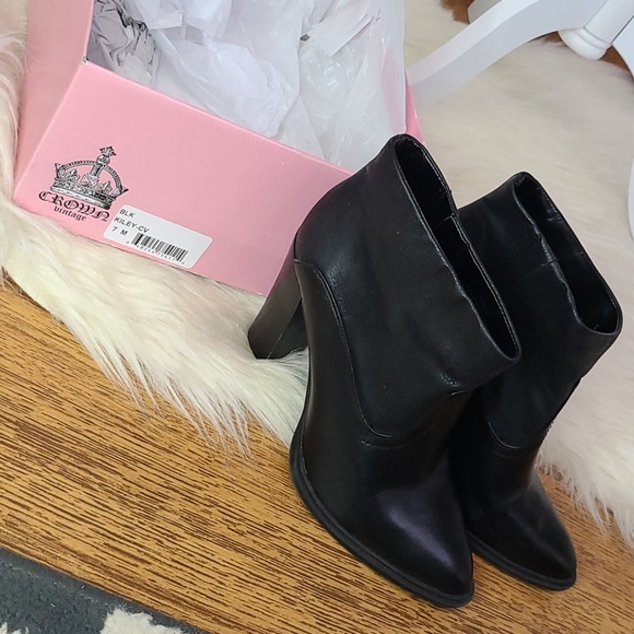 NIB Crown vintage black heeled booties 7m